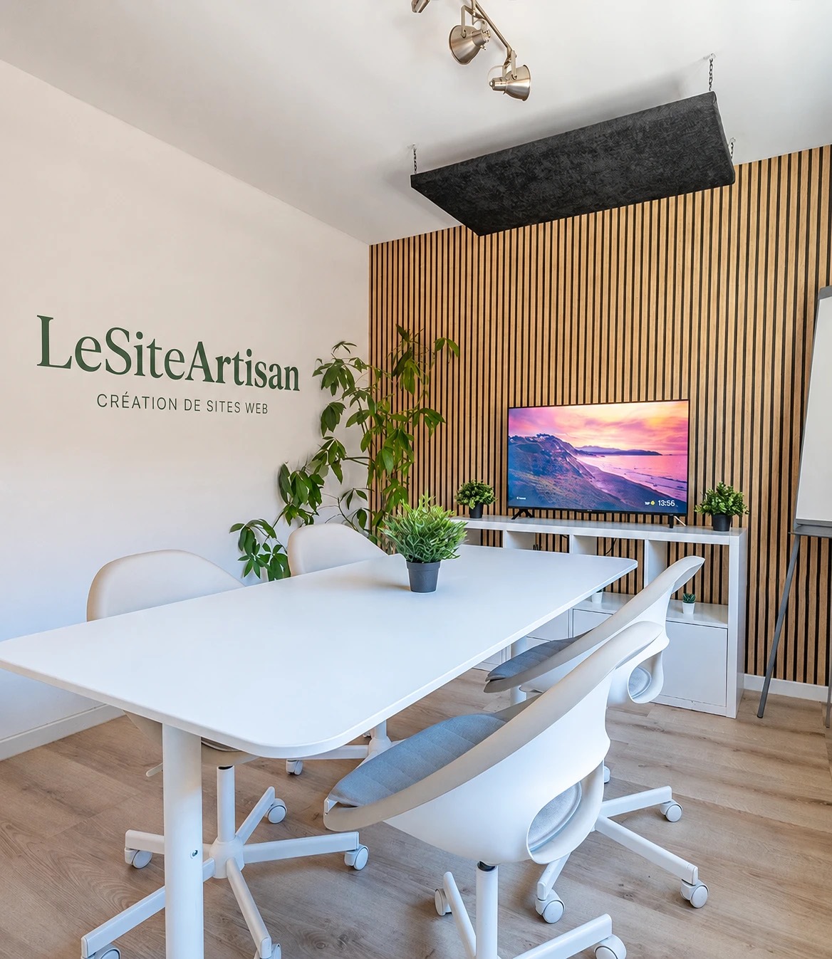 Les locaux de LeSiteArtisan à Montpellier : salle de réunion avec le logo peint au mur