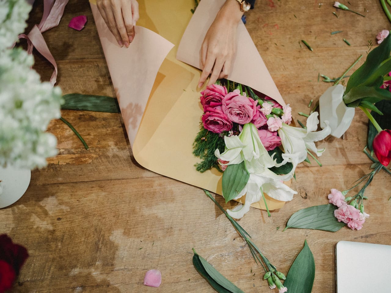 Bouquet de fleurs fraîches composé avec soin par un fleuriste