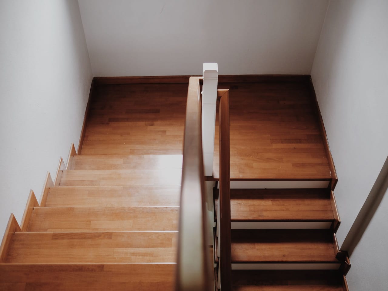 Escalier en bois massif sur mesure fraîchement posé dans une maison