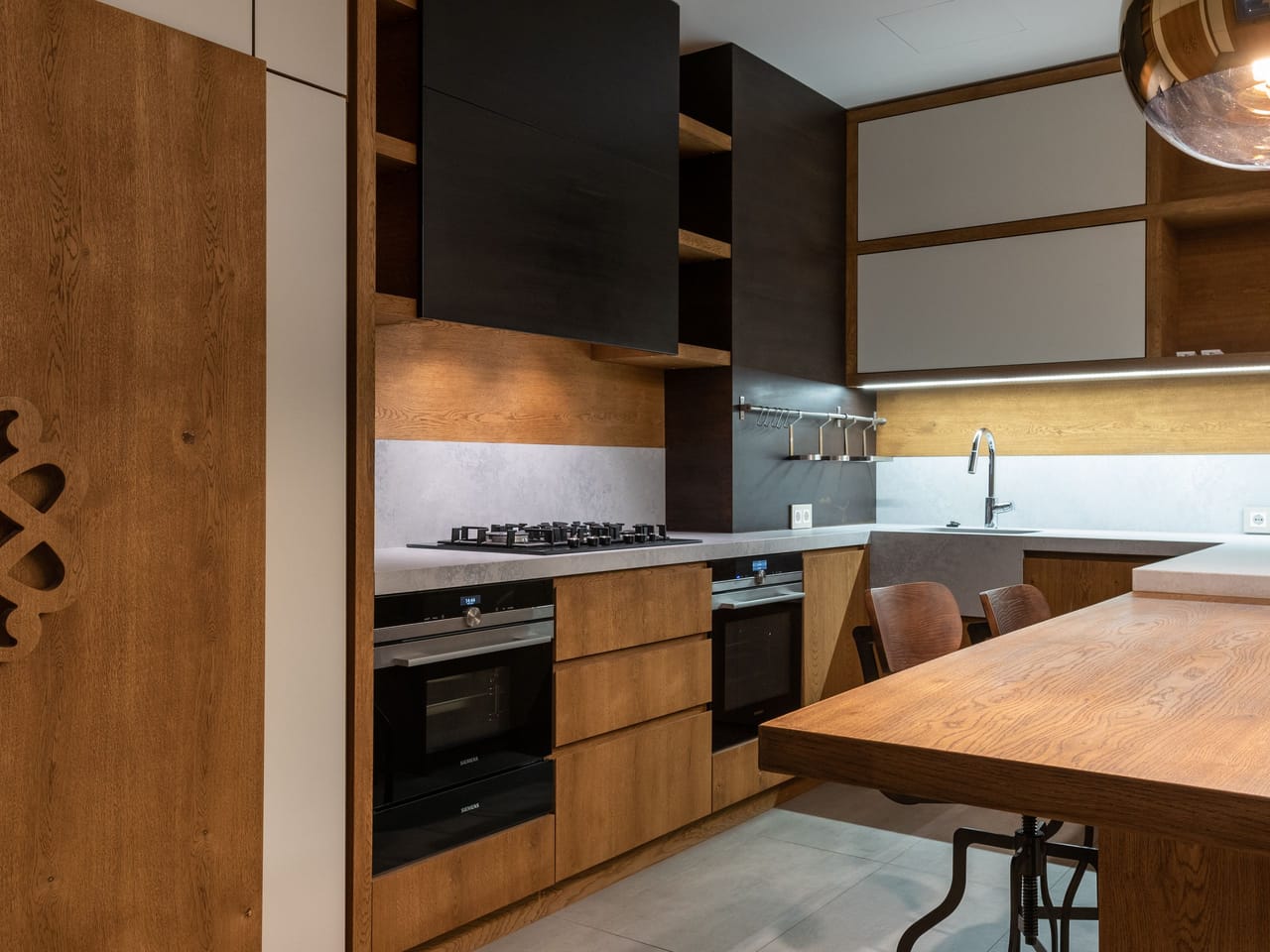 Cuisine sur mesure en bois terminée, au rendu net et chaleureux