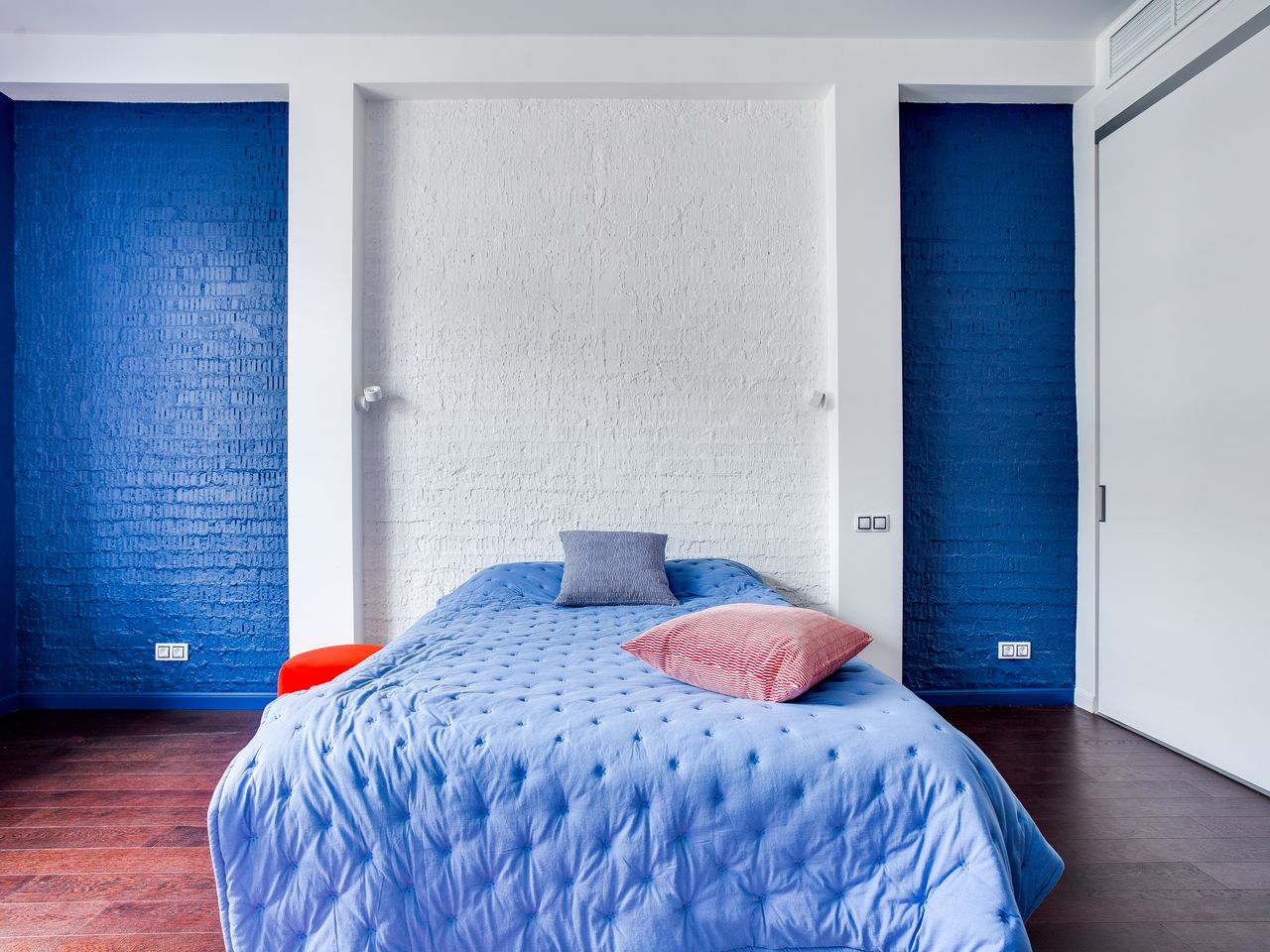 Chambre moderne aux murs bleus fraîchement peints
